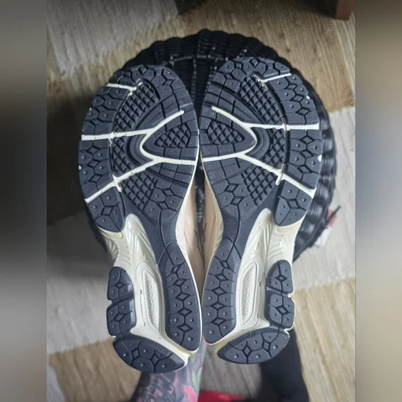 New Balance Cream 2002R Men's Shoes - Picture 9 of 9